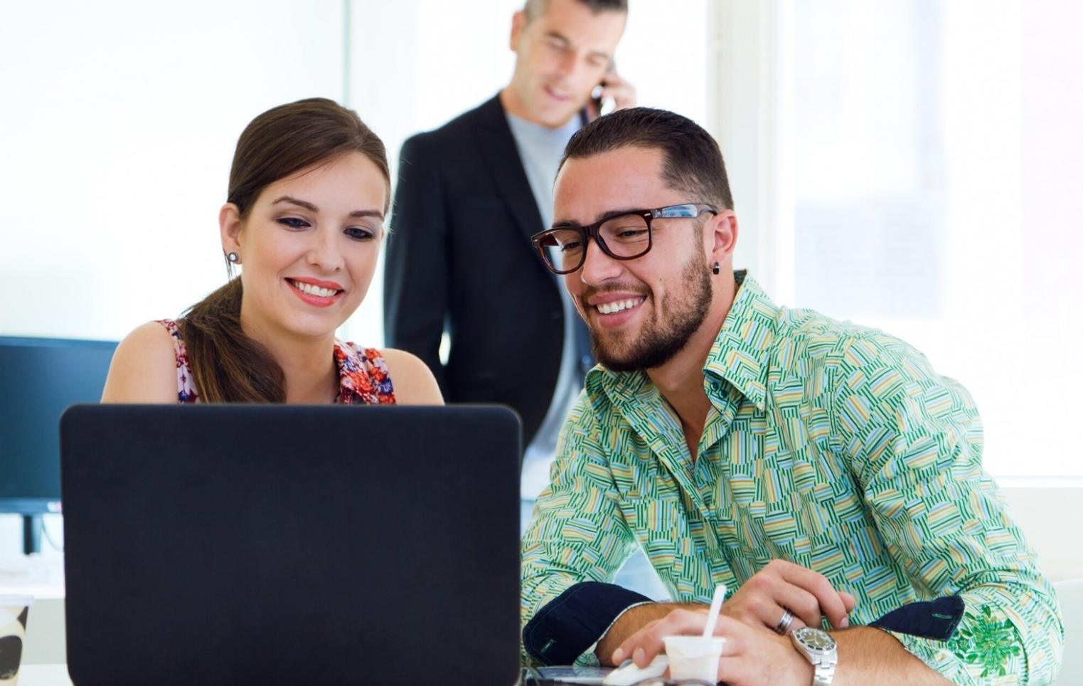 Profesional experto en fiscalidad empresarial revisando estrategias adaptativas